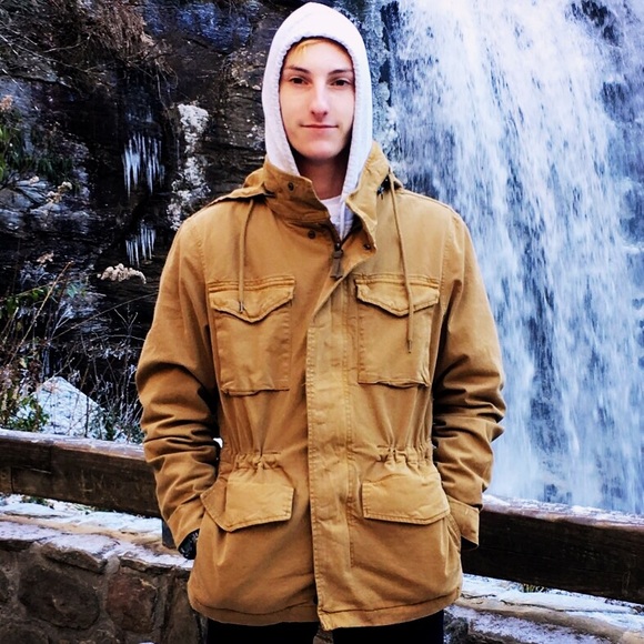 Profile Picture of Joshua Bonnett (@joshuabb00) on Poshmark