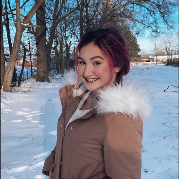 Profile Picture of Molly Linam (@mollylinam) on Poshmark