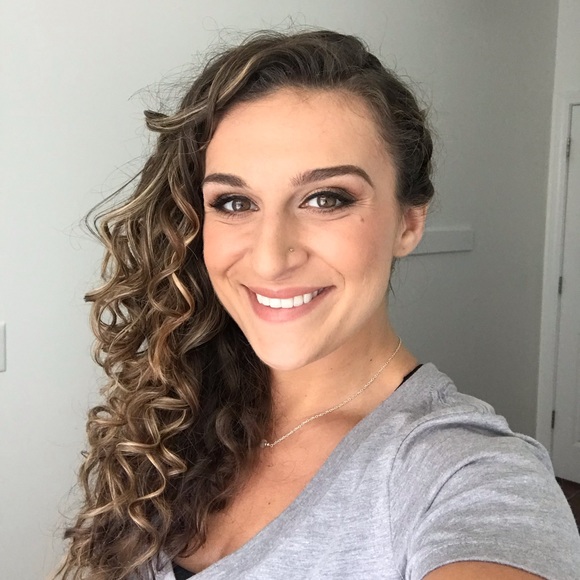 Profile Picture of Daria Siriano (@dsiriano) on Poshmark