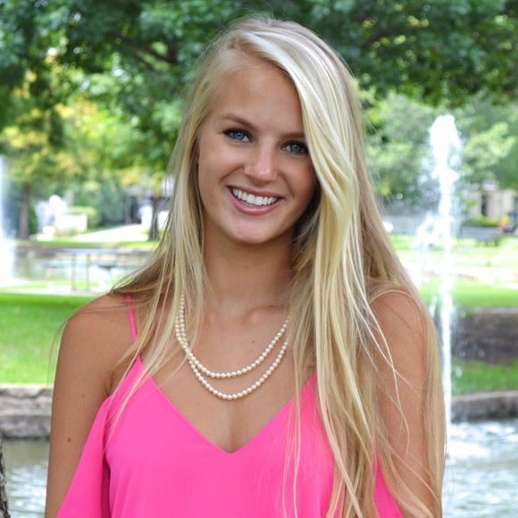 Profile Picture of Lizzie Neuhoff (@lizzieneuhoff) on Poshmark