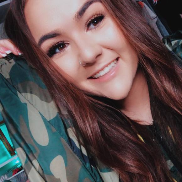 Bella Borbolla - Poshmark Profile Picture of Bella Borbolla (@bella_marie) on Poshmark