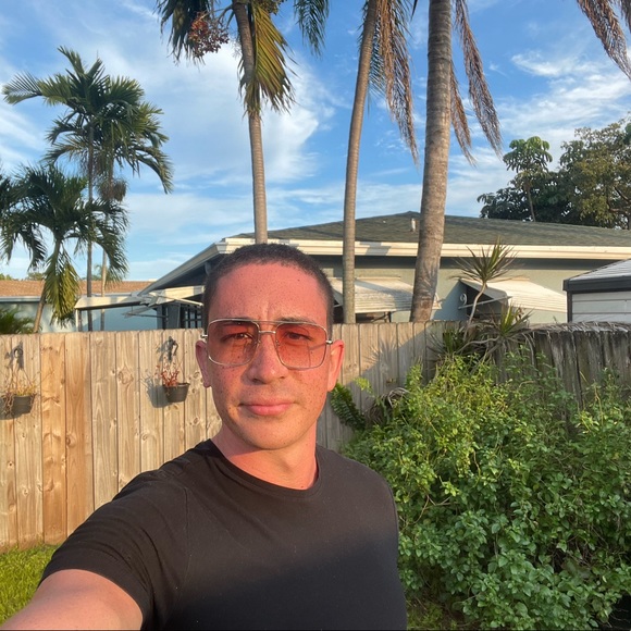 Profile Picture of Joe Haines (@joethaines) on Poshmark