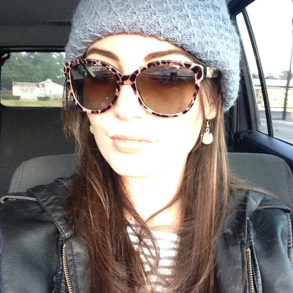 Profile Picture of ! alexandria Fairley (@trendytrunk) on Poshmark