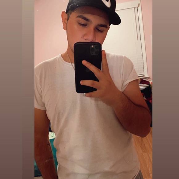 Profile Picture of Kevin Piña (@kevinpina18) on Poshmark