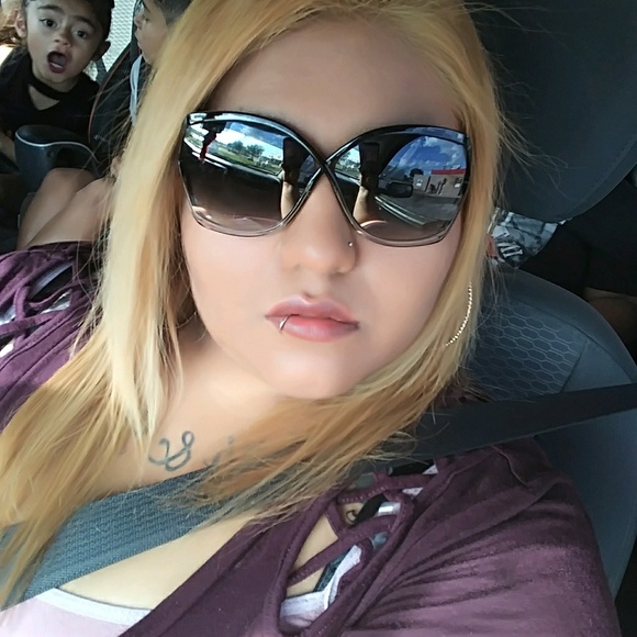Profile Picture of Roberta Perez (@roberta01perez) on Poshmark