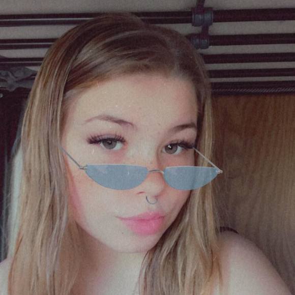 Profile Picture of Vanessa Yeazel (@vanessayeazel) on Poshmark