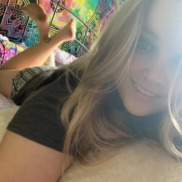 Profile Picture of Alisa Nelson (@alisamn) on Poshmark