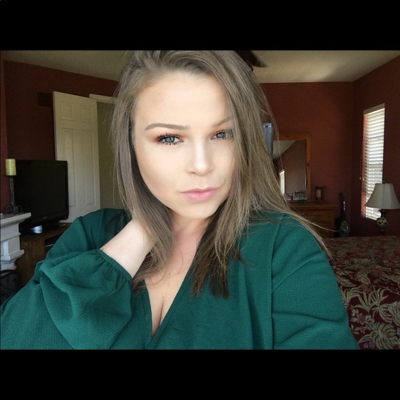 Profile Picture of Devyn Anderson (@devyyyn) on Poshmark