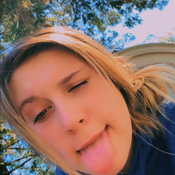 Profile Picture of Savannah Hagmaier (@shagmaier) on Poshmark