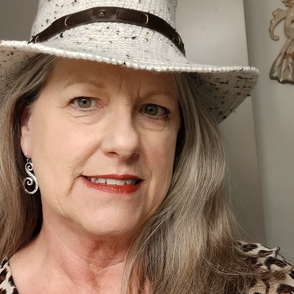 Profile Picture of Moore Sharon (@smoore856) on Poshmark