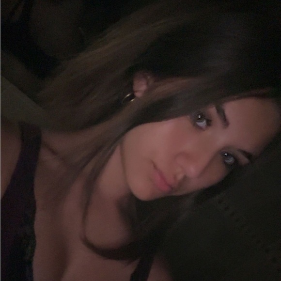 Profile Picture of Valeria Wohlstein (@vwohlstein) on Poshmark