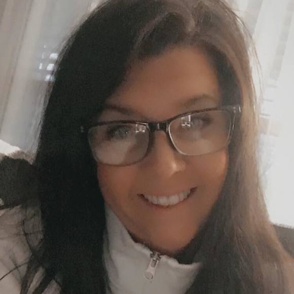Profile Picture of Kim Renfroe (@kdr7468) on Poshmark