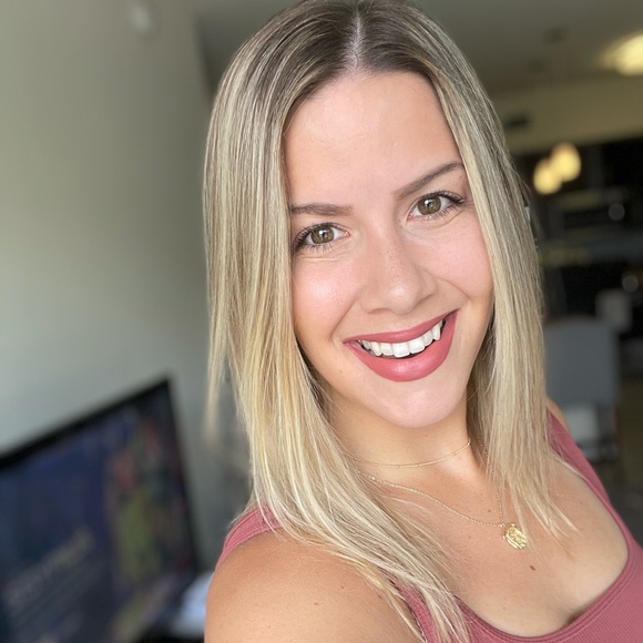 Profile Picture of Leah Wolf (@leahmarie8390) on Poshmark