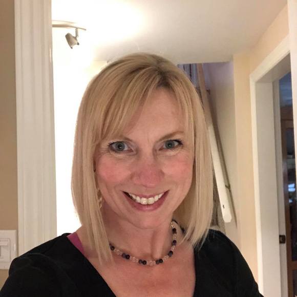 Profile Picture of Angela Moebius (@wendyandangela) on Poshmark