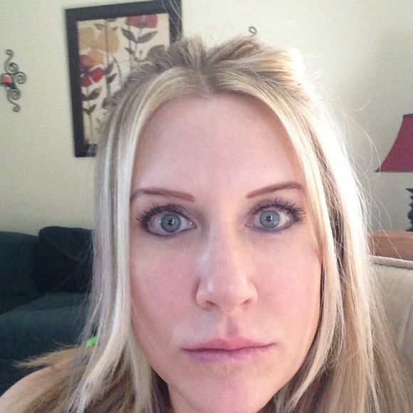 Profile Picture of Stacy Willemsen (@stacyleewill) on Poshmark