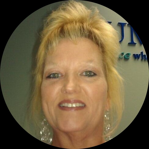 Profile Picture of Lisa Harness (@harli1712) on Poshmark
