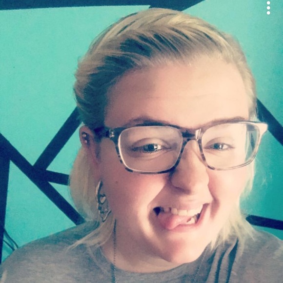 Profile Picture of Melissa Sellner (@mellyselly) on Poshmark