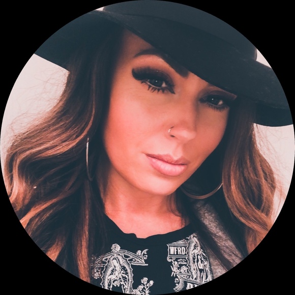 Profile Photo of Danielle Davies (@leadwithluv) on Poshmark