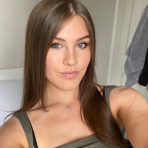 Profile Picture of Alecia Bell (@aleciacarlen) on Poshmark