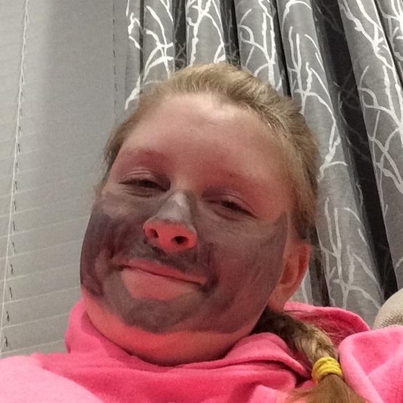 Profile Picture of Ruby Shields (@rubyelizabet) on Poshmark