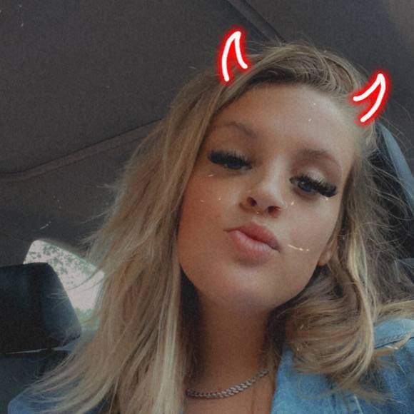 Profile Picture of Mckayla Holmes (@mckaylaholmes) on Poshmark