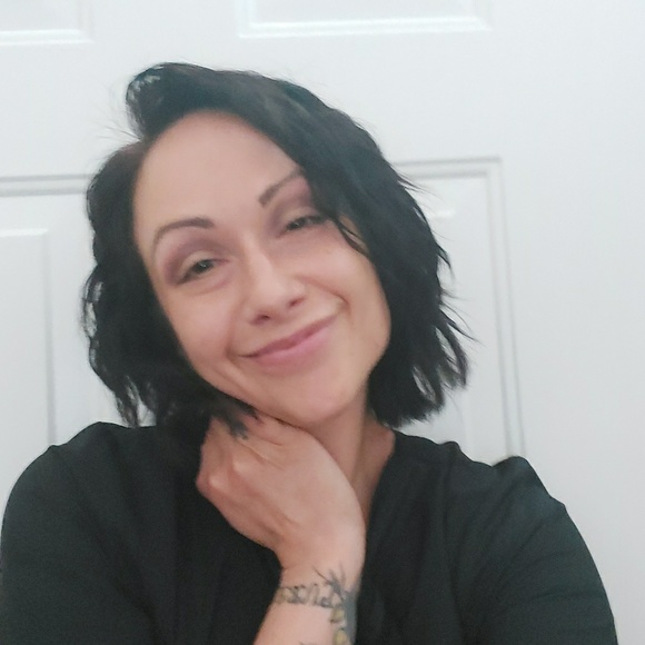 Profile Picture of Mina Paradysz (@meeeener) on Poshmark