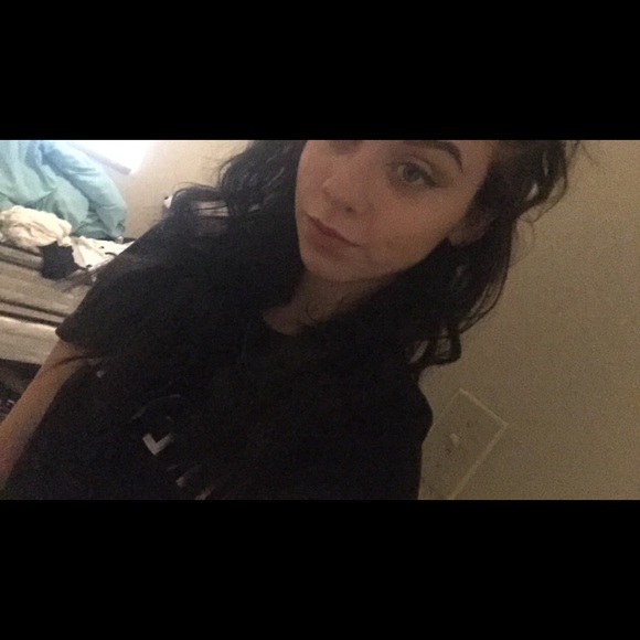 Profile Picture of Shaina Esselstrom (@shainaaariele) on Poshmark