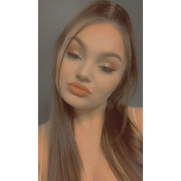 Profile Picture of Miranda Powers (@ranndaaa) on Poshmark