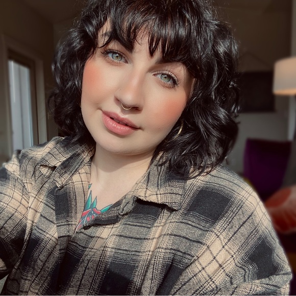 Profile Picture of Jade Bloom (@jadeinbloom) on Poshmark
