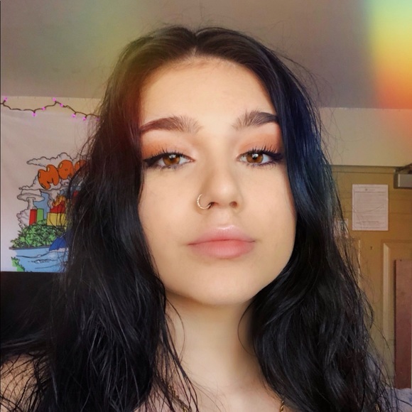 Profile Picture of Alexia Embleton (@alexiaembleton) on Poshmark