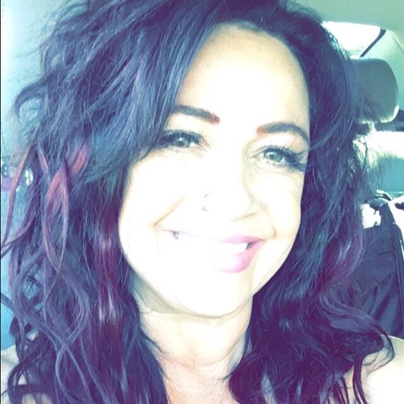 Profile Picture of Suzette Kelbch (@suzettekelbch) on Poshmark