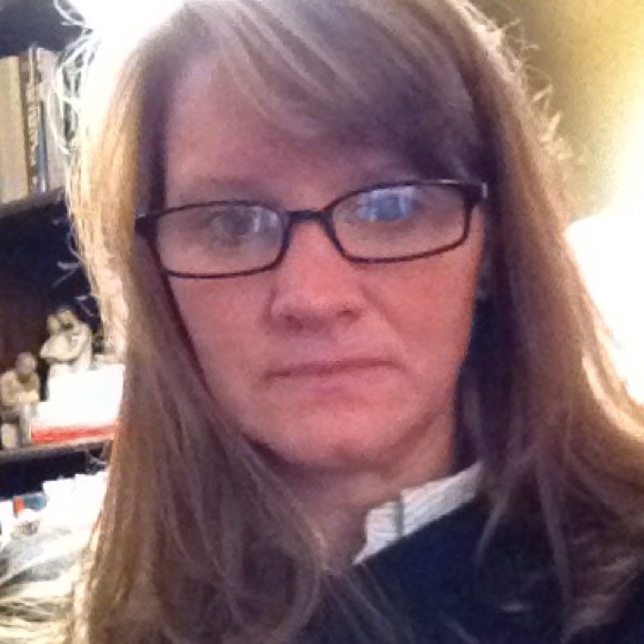 Profile Picture of Roberta Aulestia (@aulestia) on Poshmark