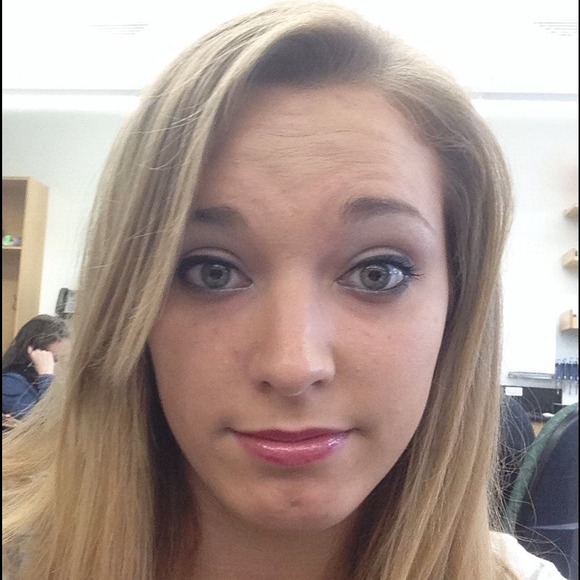 Profile Picture of Carolyn Readmond (@carolynr2113) on Poshmark