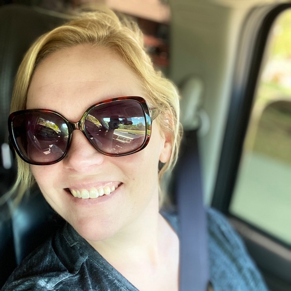 Profile Picture of Felicity James (@felicity55) on Poshmark
