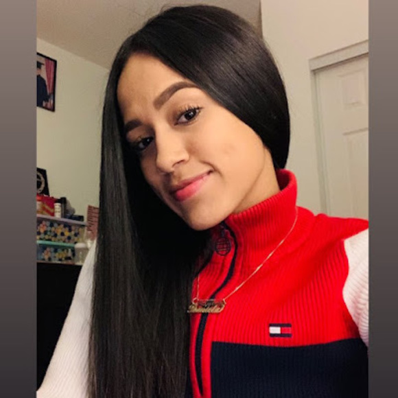 Profile Picture of Daniela Denisse (@sekadaniela17) on Poshmark