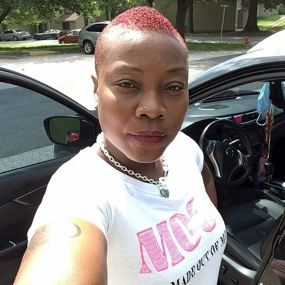 Profile Picture of Eloise Moore (@emoe1974) on Poshmark