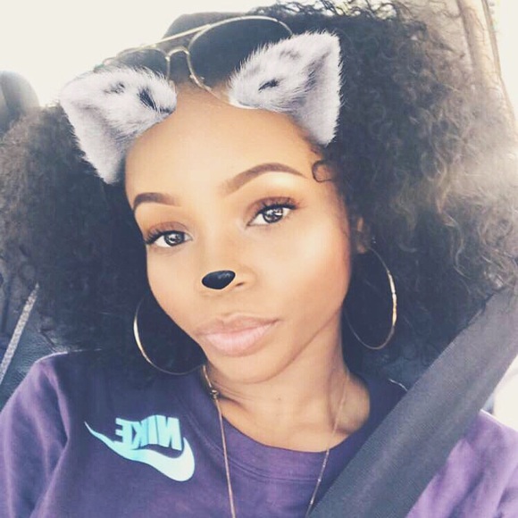 Profile Picture of Mozelle Laurelle (@moxlaurelle) on Poshmark