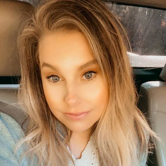 Profile Picture of Melanie Bartolovich (@kittenismel) on Poshmark