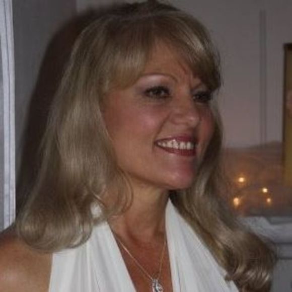 Profile Picture of Janet Ellis (@dewbug59) on Poshmark