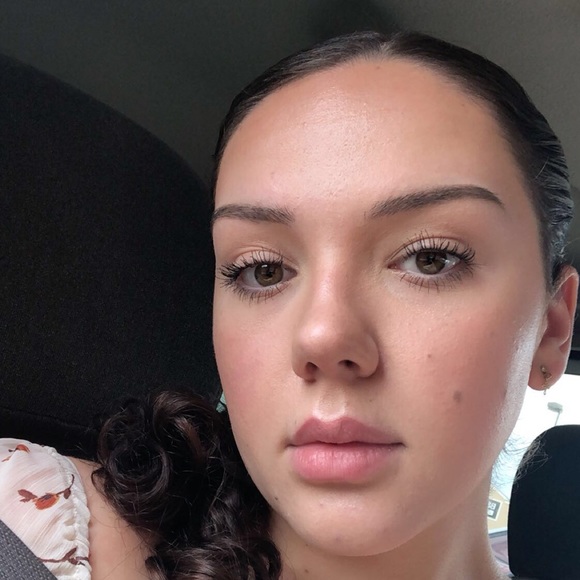 Profile Picture of Laura Petschauer (@lpetschauer) on Poshmark
