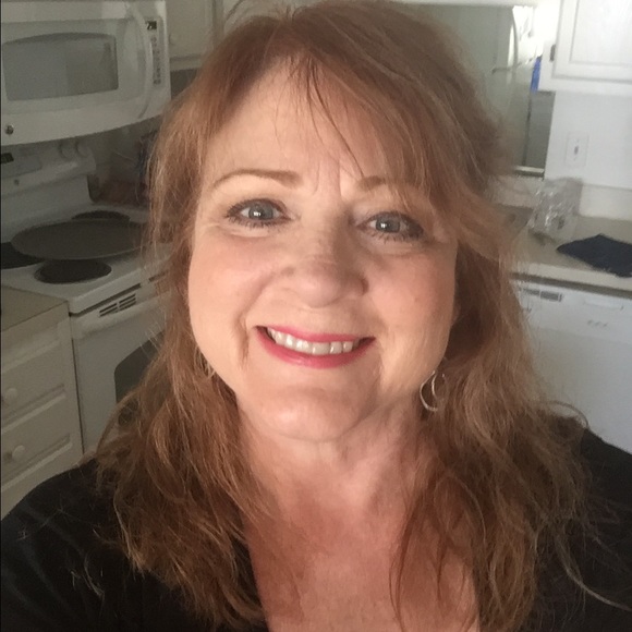 Profile Picture of Becky Ashin (@bashin) on Poshmark