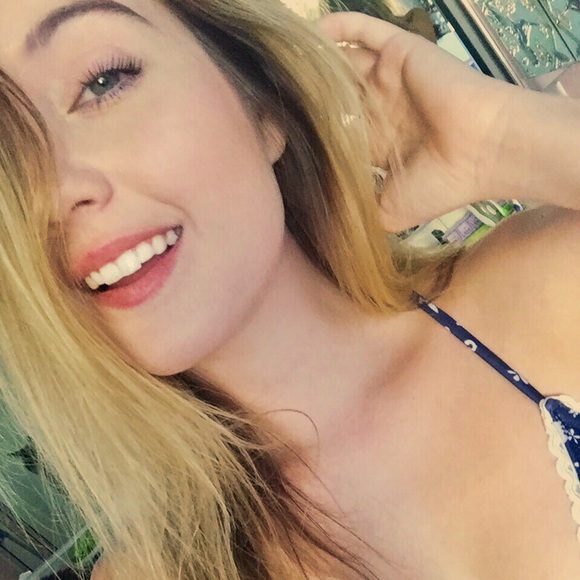 Profile Picture of Carlie Fugate (@carlienoelbug) on Poshmark