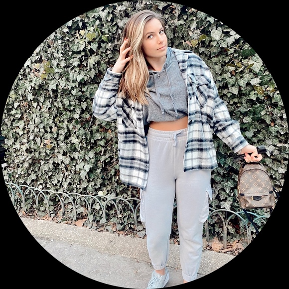 Profile Picture of Carly Frank (@cfrank20402) on Poshmark