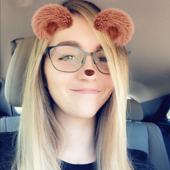 Profile Picture of Alexus Newlon (@anewlon) on Poshmark