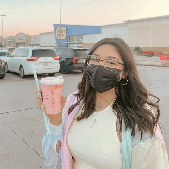 Profile Picture of Yolanda Hernandez (@yolieravioli) on Poshmark