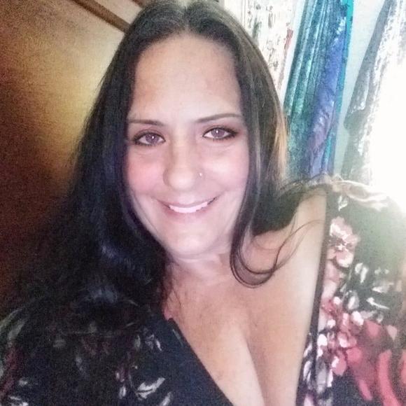 Profile Picture of Janet Guggino (@janetguggino) on Poshmark