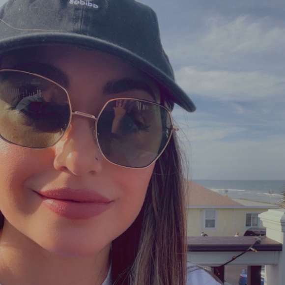 Profile Picture of Melissa Kirkendoll (@melidoll81) on Poshmark