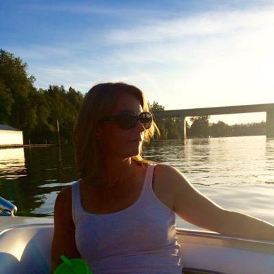 Profile Picture of Lori Guttman (@lorbelljones) on Twitter