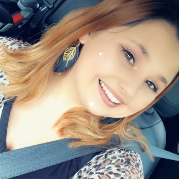 Profile Picture of Alyssa Grillot (@lyssagrillot) on Poshmark