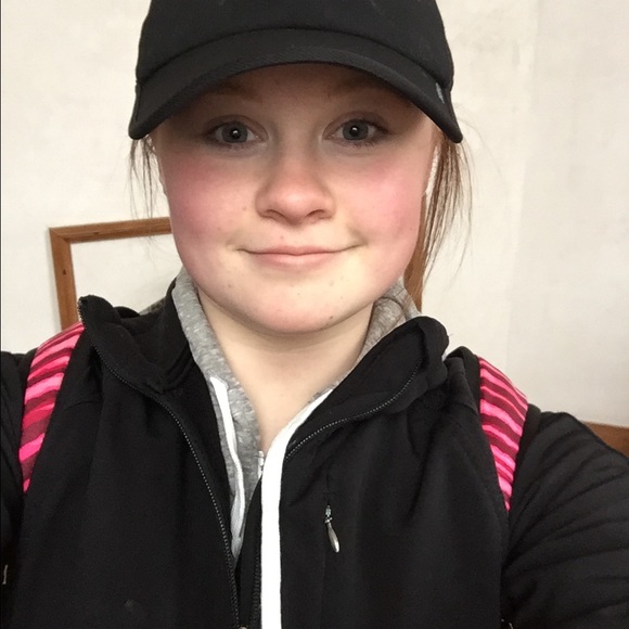 Profile Picture of Deedee Brumer (@deedeebrumer) on Poshmark